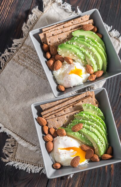 Oeuf poché à l'avocat et aux amandes