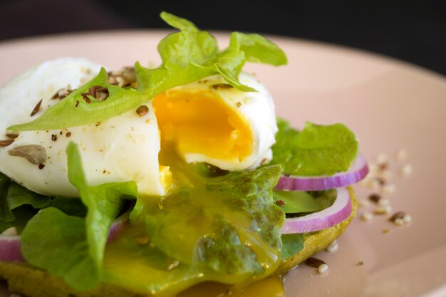 Oeuf poché sur pain sain avec avocat.