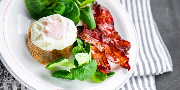 oeuf poché petit-déjeuner bacon, mélange de salade de feuilles vertes repas sain collation alimentaire sur la table espace copie