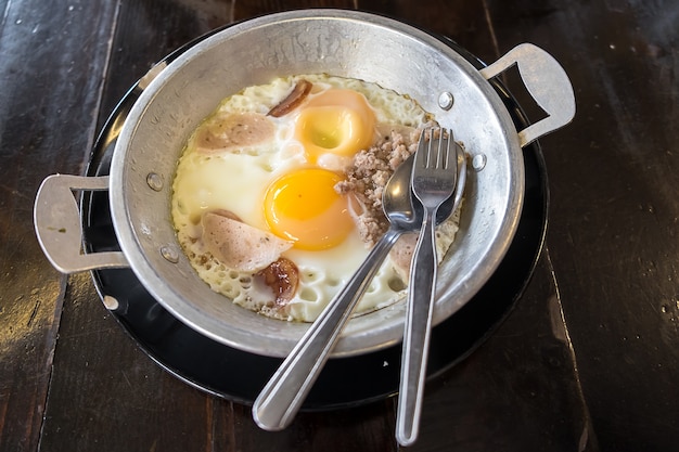 Oeuf, poêle, sur, table bois