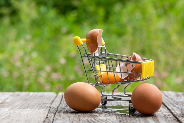 Un œuf de poule cassé dans un panier.