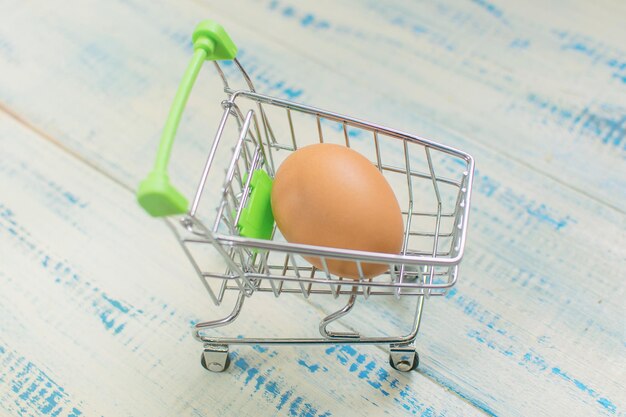 Oeuf de poule dans un panier