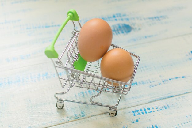 Oeuf de poule dans un panier