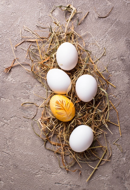 Oeuf de poule doré de Pâques peint