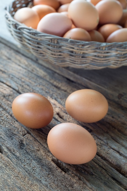 Oeuf poule sur vintage en bois.