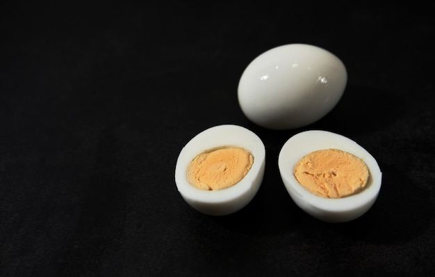 Photo l'oeuf de poulet bouilli entier épluché de la coquille se trouve sur la table