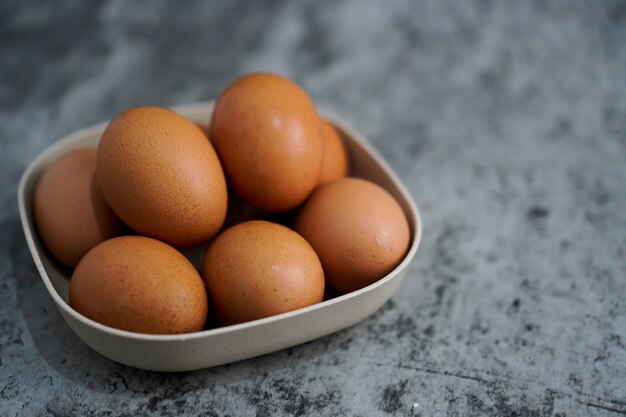 Oeuf de poulet brun dans le fond du bol