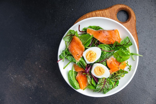 oeuf de saumon salade feuilles vertes laitue portion fraîche repas sain régime alimentaire collation sur la table