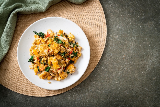 oeuf sauté au basilic thaï et piment - style cuisine asiatique