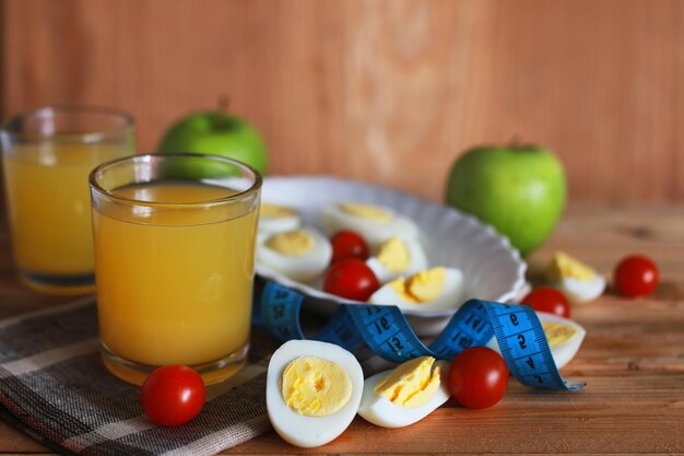 Oeuf de tomate petit déjeuner fond en bois