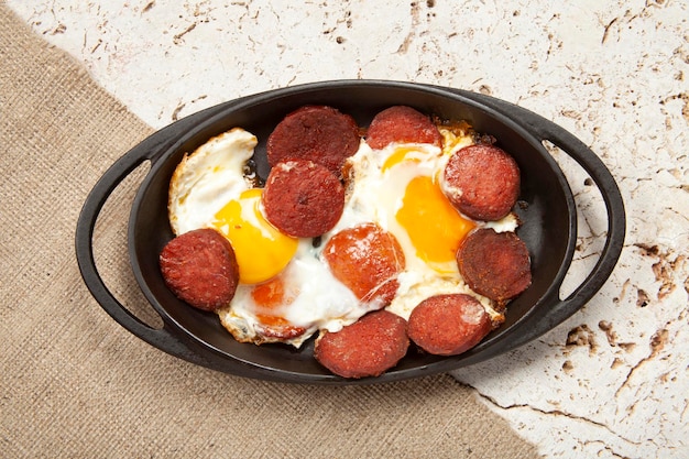 Oeuf turc avec saucisse Sucuk turc