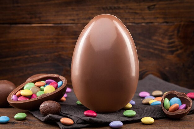 Photo oeuf de vacances de pâques au chocolat sur fond rustique