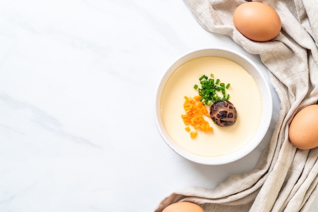 œuf à la vapeur avec légumes, champignons et carottes