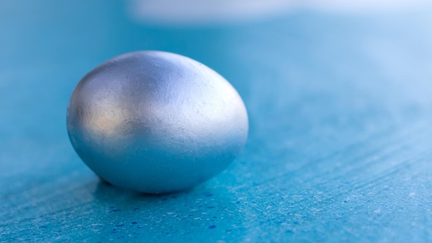 Oeufs d'argent sur fond blanc pour Pâques