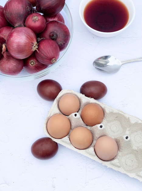 œufs d'aster. Les œufs sont teints avec un colorant naturel à l'oignon.