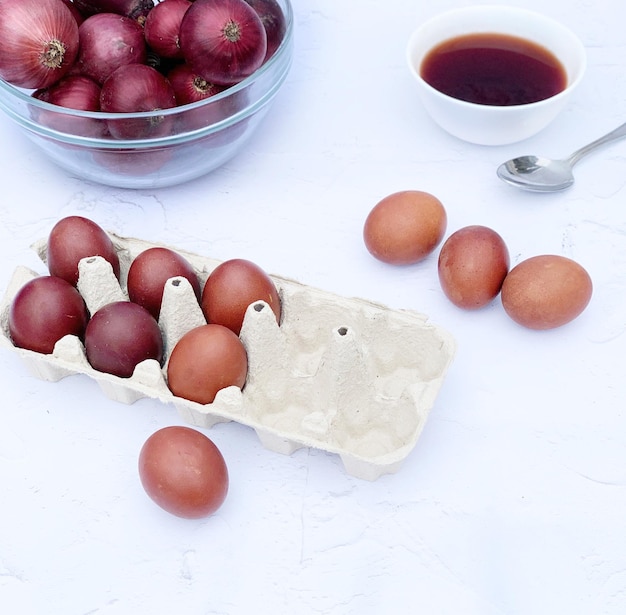 œufs d'aster. Les œufs sont teints avec un colorant naturel à l'oignon.