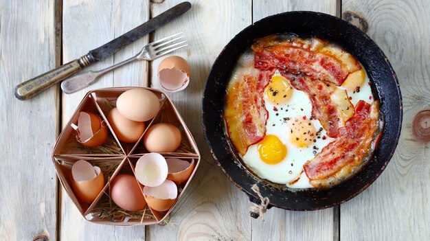 Oeufs au bacon. Bon petit déjeuner.