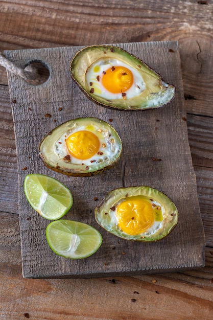 Oeufs au four à l'avocat