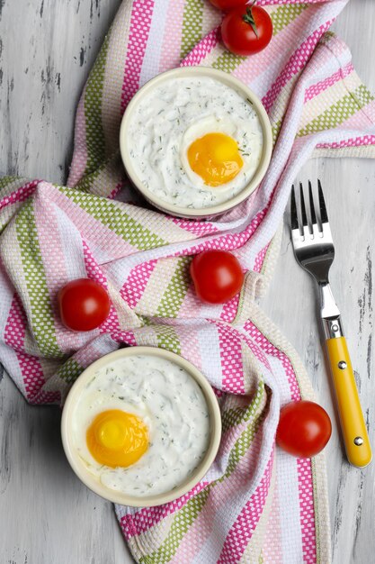 Oeufs au four sur la table se bouchent