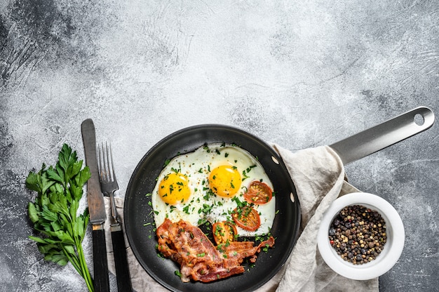 Oeufs Au Plat Avec Bacon Dans Une Casserole. Régime Keto. Petit Déjeuner Céto. Concept De Régime Faible En Glucides. Régime Riche En Graisses. Fond Gris. Vue De Dessus. Espace Pour Le Texte