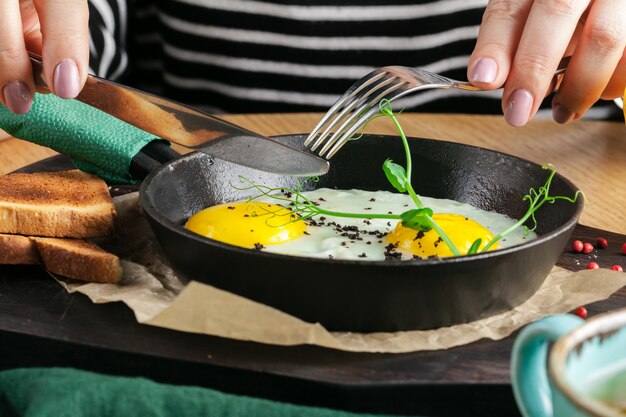 Oeufs au plat dans une poêle avec du pain