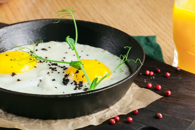 Oeufs au plat dans une poêle avec du pain