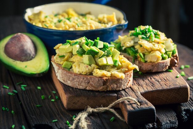 Oeufs au plat maison avec ciboulette et avocat