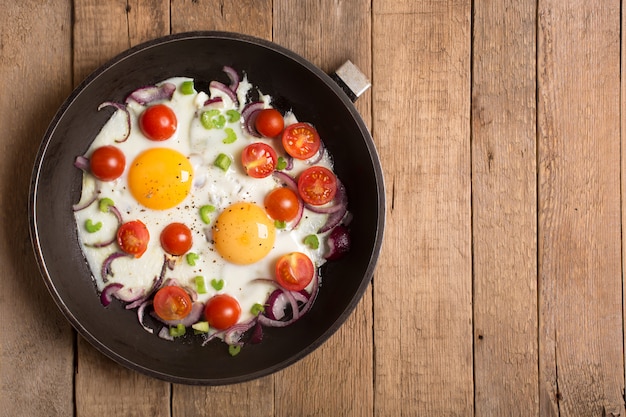 Oeufs au plat avec oignon et autres légumes