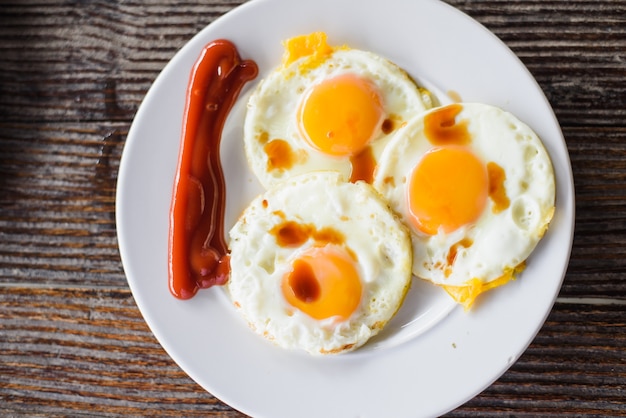 Oeufs au plat sur un plat