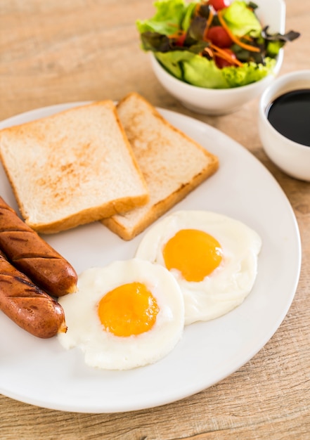 oeufs au plat avec des saucisses et du pain