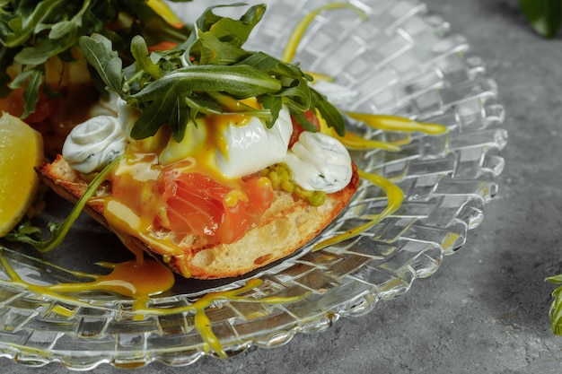 Oeufs Benedict avec toast à l'avocat Petit-déjeuner sain et délicieux Concept d'aliments sains