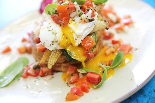 Oeufs bénédictine avec poulet grillé et pain