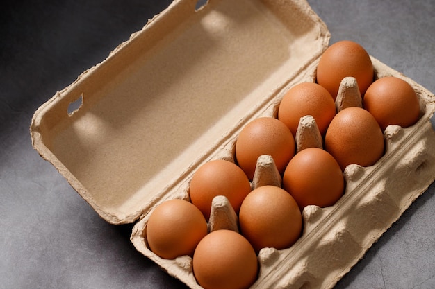 Oeufs biologiques dans des cartons frais de la ferme prêts à cuisiner