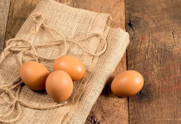 Oeufs biologiques fraîchement pondus sur banc en bois