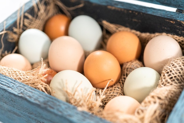 Oeufs biologiques frais de la ferme dans une caisse à oeufs vintage