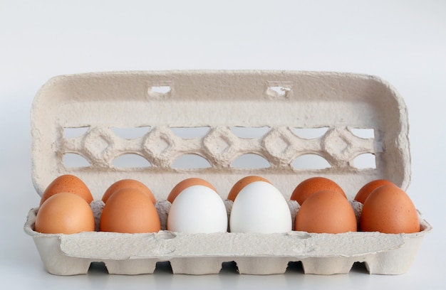 Œufs Blancs Et Bruns Dans Une Boîte En Carton