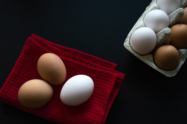 oeufs blancs et bruns sur fond noir