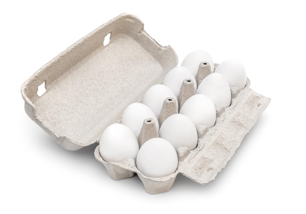 Oeufs blancs dans un récipient en carton ouvert sur fond blanc