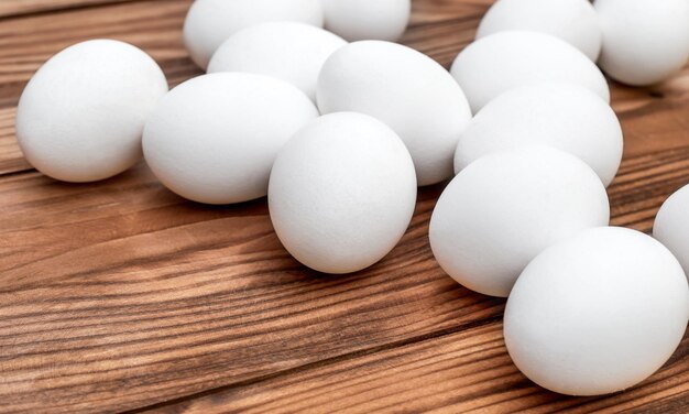 Oeufs blancs sur la table en bois brune