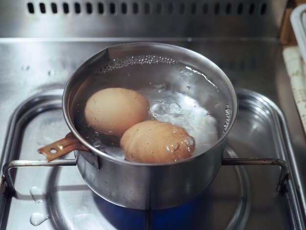 Oeufs Boling sur cuisinière à gaz