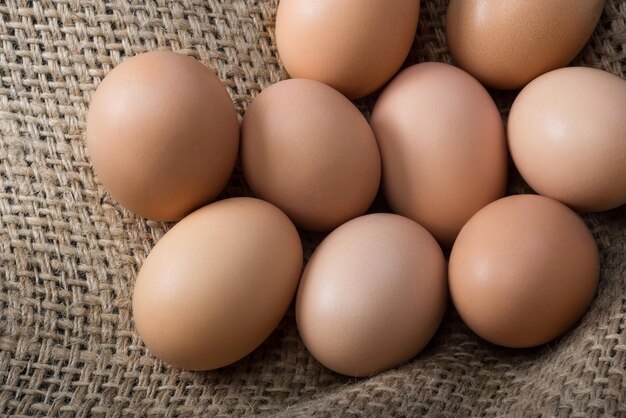 Oeufs bouchent la vue de dessus oeufs frais sur un sac d'une ferme