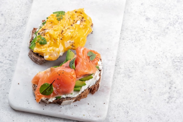 Oeufs brouillés au fromage à la crème de saumon fumé et avocat sur toast