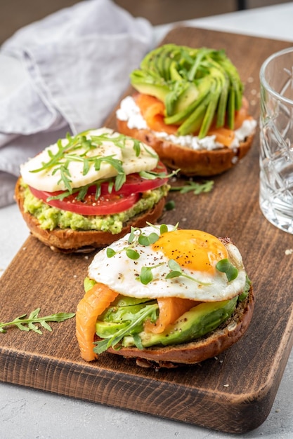 Oeufs brouillés au saumon fumé et toast de blé entier