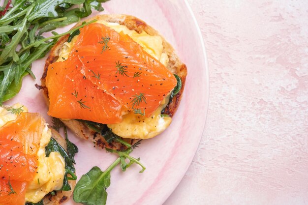 Oeufs brouillés au saumon fumé et toasts de blé entier