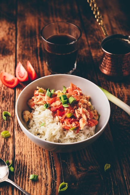 Oeufs brouillés aux tomates poireaux et riz blanc