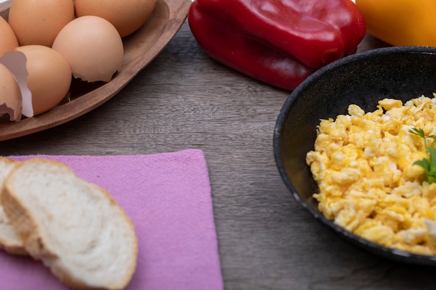 Oeufs brouillés dans une poêle en métal