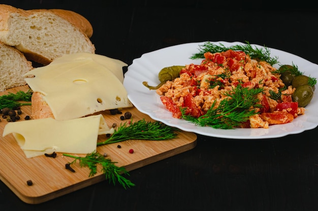 Photo oeufs brouillés et sandwichs au petit-déjeuner