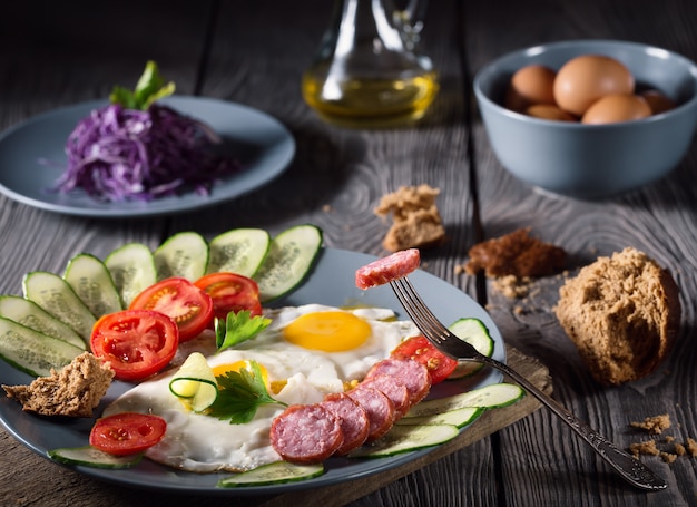 Oeufs brouillés et saucisses aux légumes