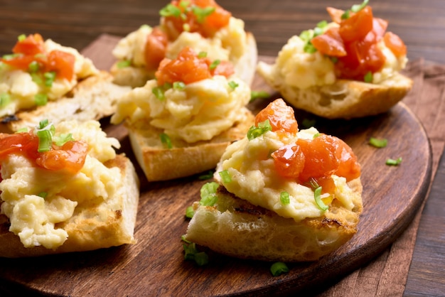 Oeufs brouillés, tomates, légumes verts sur pain grillé