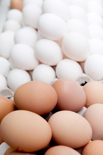 Oeufs bruns et blancs sur le marché